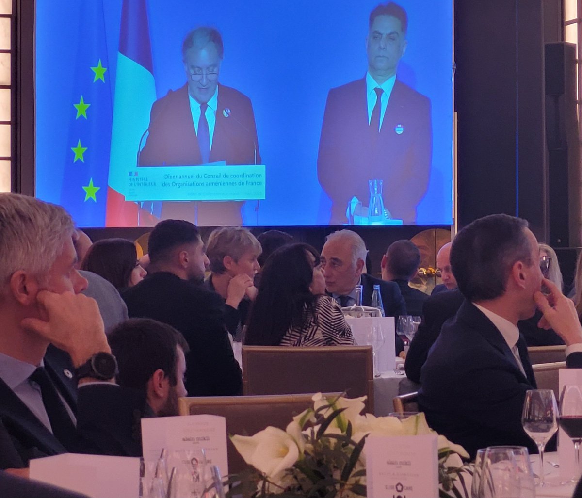 En attendant de s'affronter pour la présidence des #LR, <a href="/BrunoRetailleau/">Bruno Retailleau</a> et <a href="/laurentwauquiez/">Laurent Wauquiez</a> ensemble au dîner du <a href="/ccaf_france/">CCAF France</a> lors des discours de ses coprésidents <a href="/AraToranian/">Ara Toranian</a> et <a href="/FranckPapazian/">PAPAZIAN</a> appelant à la libération des 23 prisonniers-otages #armeniens en Azerbaïdjan.