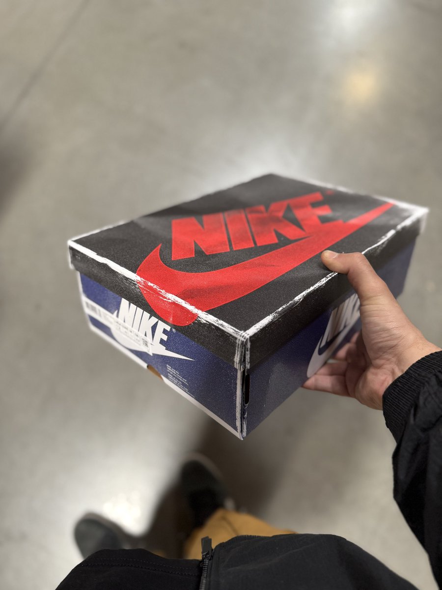 BeastyFro's tweet photo. Jordan 1 High OG ‘Rare Air’

Clean colorway 
Details on stitching is impressive
‘Nike Air’ branding

Style: DZ5485-100
Release: April 5th https://t.co/EYEjKZ9xPy