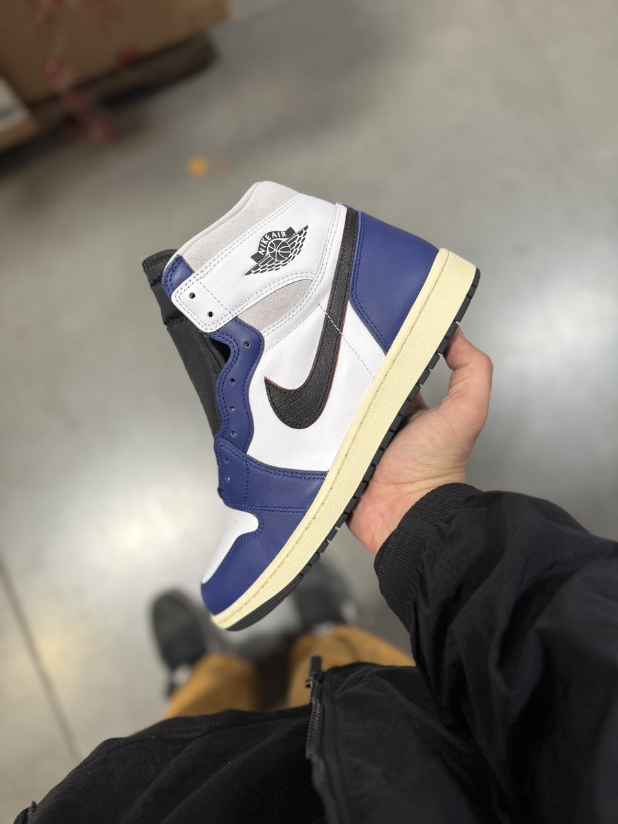 BeastyFro's tweet photo. Jordan 1 High OG ‘Rare Air’

Clean colorway 
Details on stitching is impressive
‘Nike Air’ branding

Style: DZ5485-100
Release: April 5th https://t.co/EYEjKZ9xPy