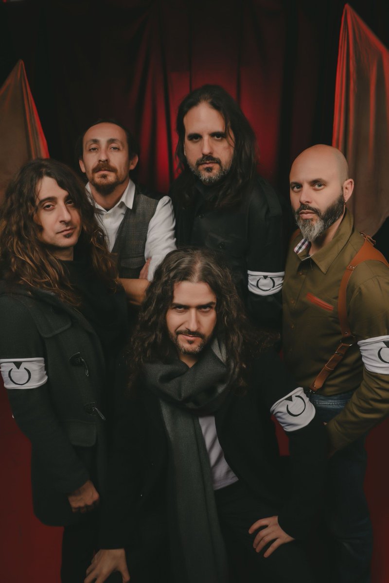 Hace un año lanzamos Heroica y, para la sesión de fotos, contamos con Marcos Bañó para reflejar la "resistencia" con un look inspirado en los años 30. Hoy, en su aniversario, os mostramos una imagen inédita. 📸🔥 ¿Qué os parece? #Heroica #OperaMagna