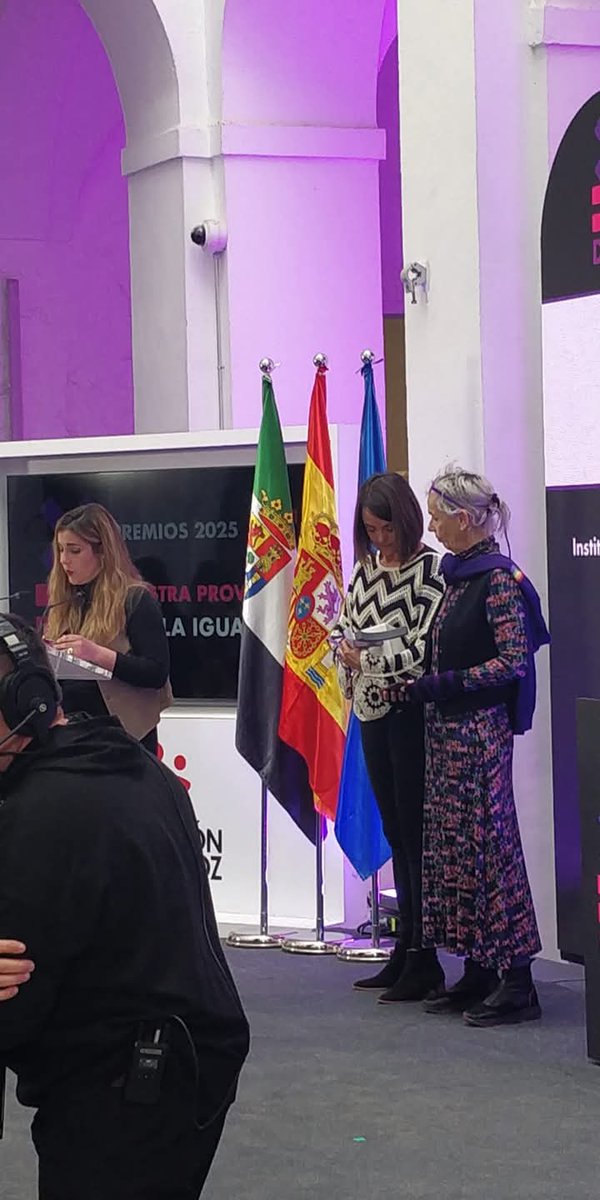 Enhorabuena !!!
🟣 El Ayuntamiento de Atalaya ha recibido hoy el Premio de Igualdad que la Diputación de Badajoz, concede a entidades q tienen proyectos de  Igualdad interesantes , como es el caso del "Club de gafas violetas".