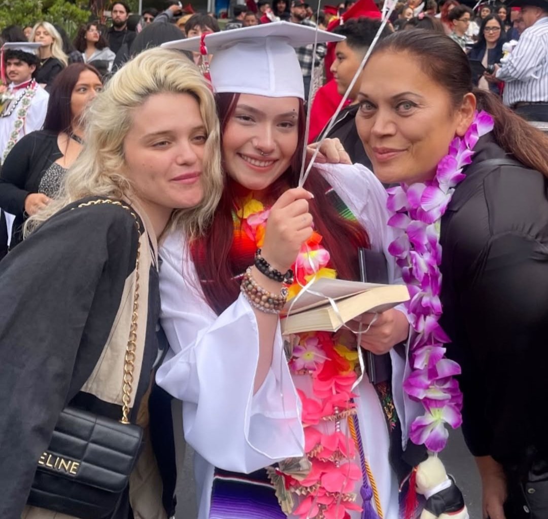 ssskyferreira's tweet photo. anyway help sky ferreira's mother pay for her medical bills as she is receiving treatment for brain tumor
https://t.co/jrGTevPpCw https://t.co/EIoHlx4Sur