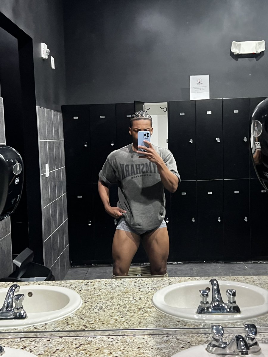 ayoogeno_'s tweet photo. Legs might be growing chat! 👀 https://t.co/XhFdGgI6Mp