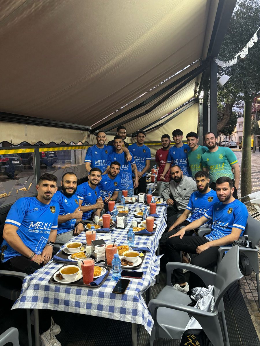 🤝 Martes de convivencia ha disfrutado nuestra 1ª plantilla después de ejercitarse al mediodía. Y donde mejor que en las de nuestros amigos y colaboradores Cafetería Ideal y La Ideal Desayunos Meriendas, todos juntos y a una, hicimos la ruptura del Ayuno en este mes de Ramadán.