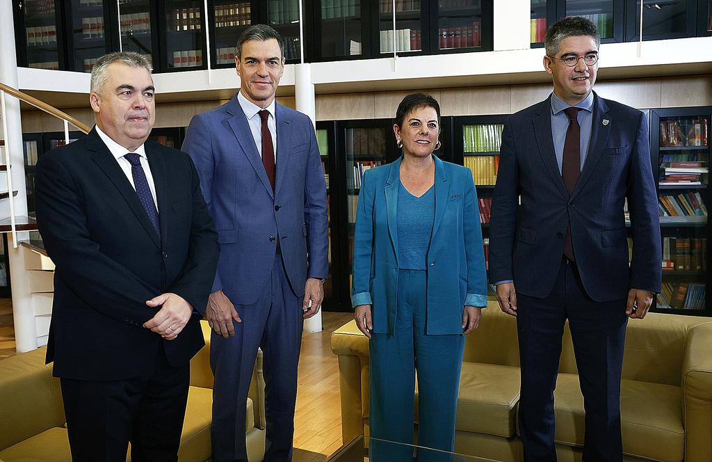 El más grande traidor que ha tenido España.
Inundemos las Redes. Por España 🇪🇸🇪🇸🇪🇸🇪🇸🇪🇸
#pedrosanchezdimision