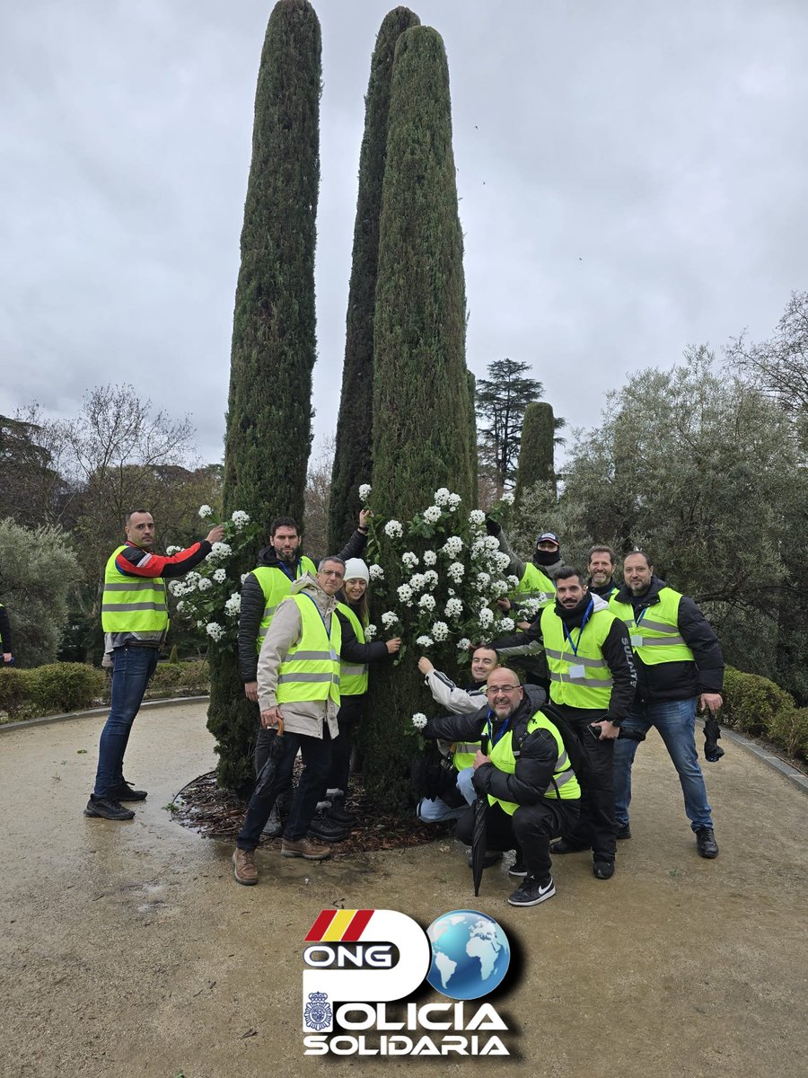 Nuestros voluntarios de la #ONG <a href="/PolSolidaria/">ONG PolicíaSolidaria</a> han estado en el acto en honor a las #Víctimas del #11M en #Madrid
Con su cariño abrazamos a las familias que tanto perdieron aquel fatídico día por la mano cobarde de los #Terroristas