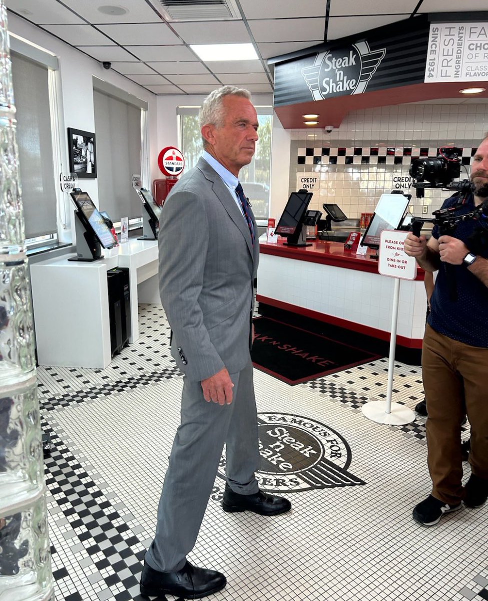 StarStripesGirl's tweet photo. RFK Jr. visited Steak n’ shake.. 

🔥🔥🔥 https://t.co/0JQKPxuIf8