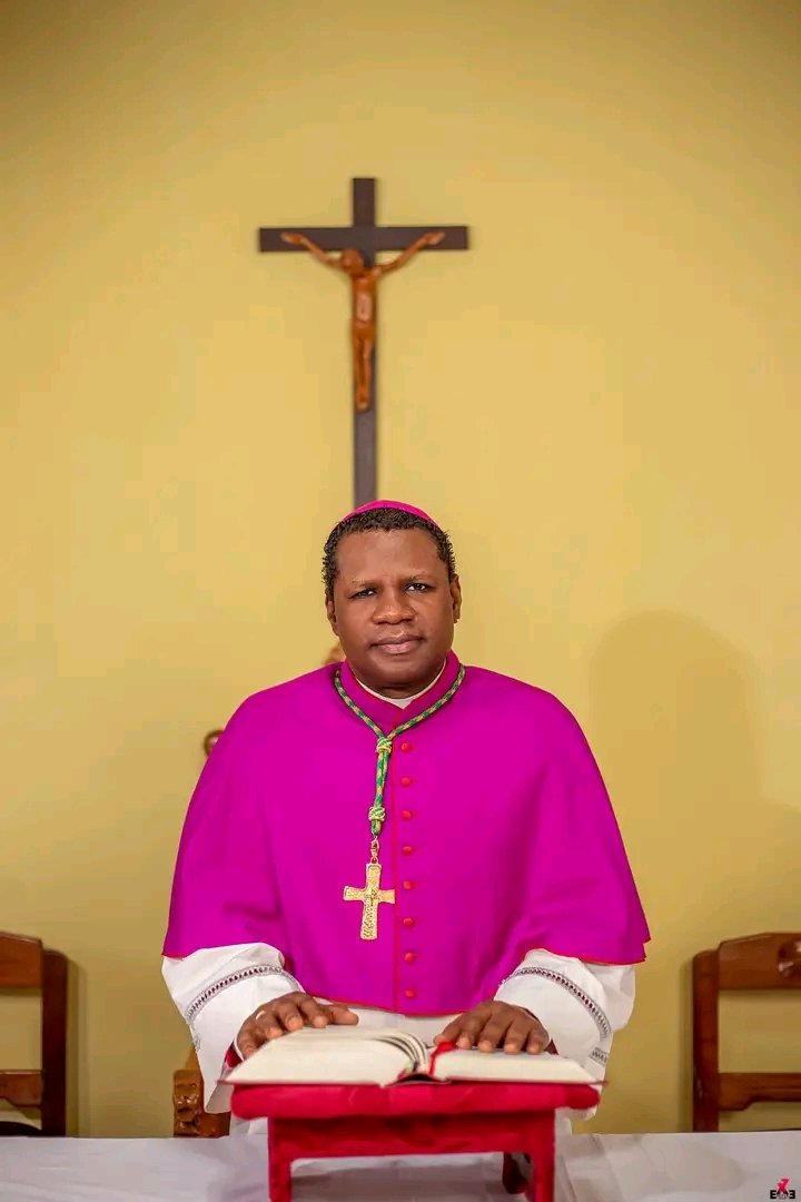 luckybasianga's tweet photo. Que ce Temps de Carême 2025 soit favorable pour enlever le mal dans les cœurs et accueillir l'Amour. Je prie pour que Dieu pardonne ceux qui nous font souffrir🙏🏼✝️ 

Mgr André Giraud PINDI
Evêque du Diocèse de Matadi https://t.co/9fxnB9bPlu