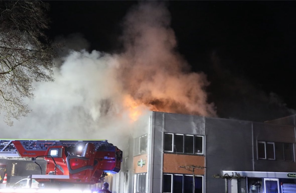 Grote brand in bedrijfsverzamelgebouw Soest