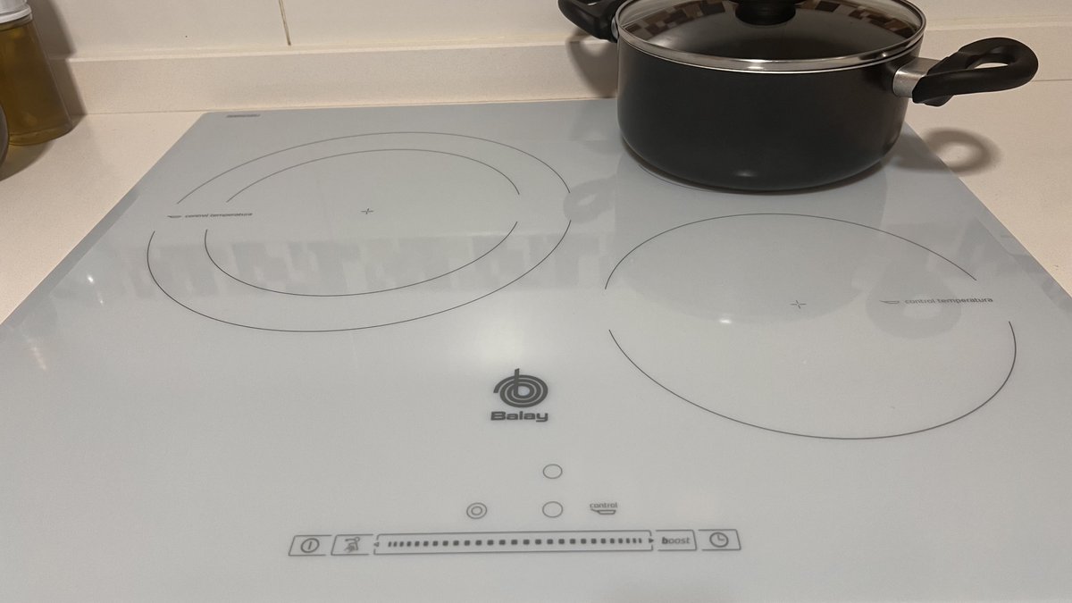 BernardoRoa's tweet photo. @Endesa  ¿De qué vais? Hoy vuestro MICROCORTE en Carchuna a medio dia me ha hecho la puñeta con la placa de inducción de mi cocina. Al final he podido solucionar el problema que ME HABEIS CREADO, pero me ha costado mas de una hora el conseguirlo.... Jamás volveré con vosotros https://t.co/25bE3Mr0xB