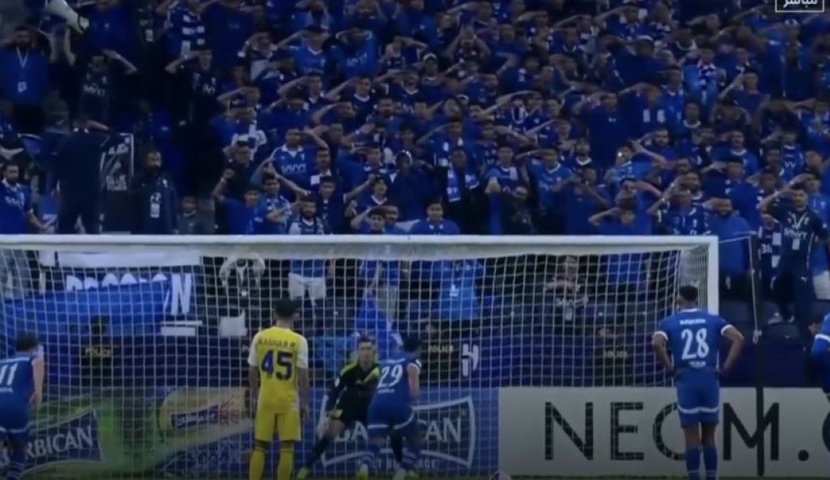 صورة ايقونية تاريخيه يا بشر  💙

الجمهور داقين تحيه قبل تنفيذ سالم 🥶🥶