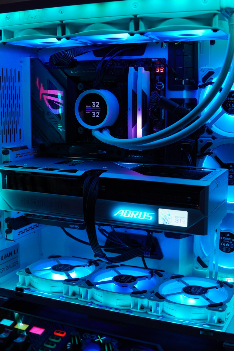 edp_Rise's tweet photo. Gigabyte AORUS GeForce RTX 5080 MASTER ICE 16G https://t.co/ed8SNa0jqZ