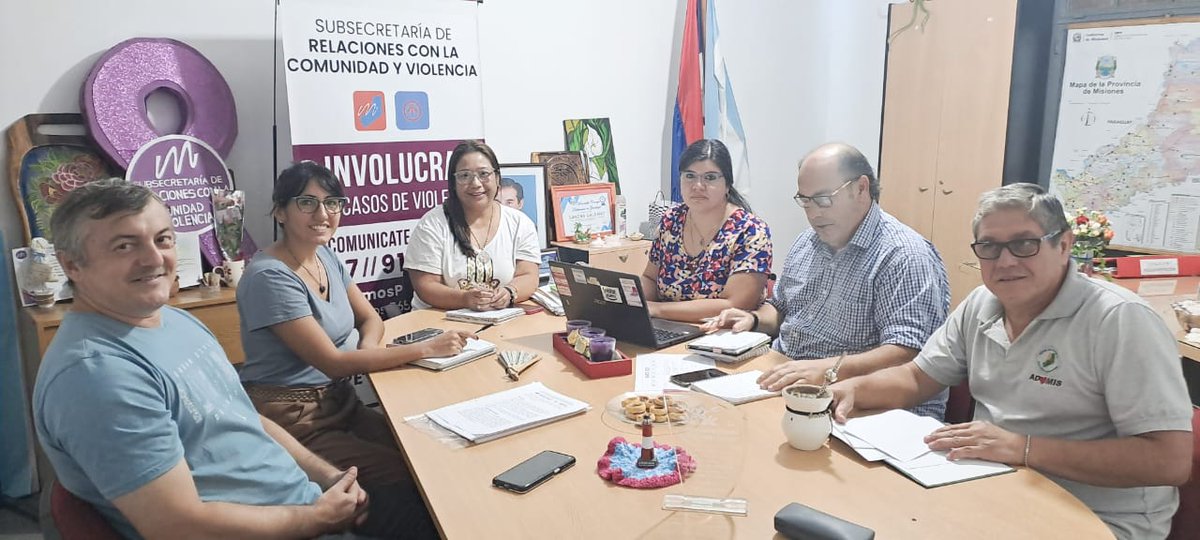 Esta mañana nos reunimos con la Subsecretaria de Relaciones con la Comunidad y Violencia, Sandra Galeano y su equipo. Compartimos miradas , se avanzó en capacitaciones y la firma de un convenio con UDPM.
<a href="/grillo141/">Ruben Dario</a>
<a href="/udpm_misiones/">UDPM</a> <a href="/ADOMIS_Misiones/">ADOMIS_Misiones</a>
