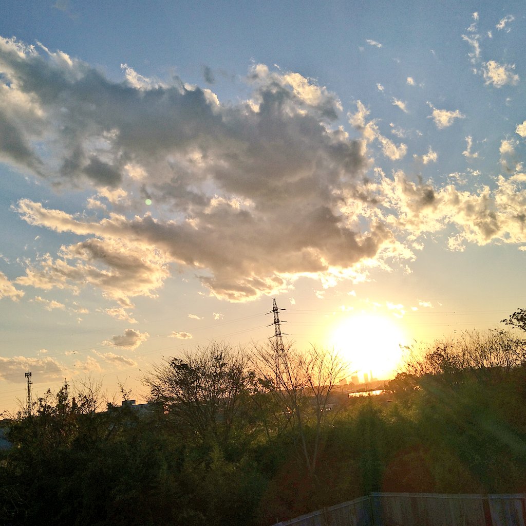 少しのことで気持ちが変わる
友だちと話す、街を歩く
歌を歌う、花を愛でる
それだけで元気が出てくる
感情の持っていき場所を
見つけられる
生きていれば
落ちこむことも起きるね
いつまでもひきずらないよ
その少しが助けてくれる
いつだって
あなたを想える幸せを
そっと抱きしめる
今日も笑顔で♡