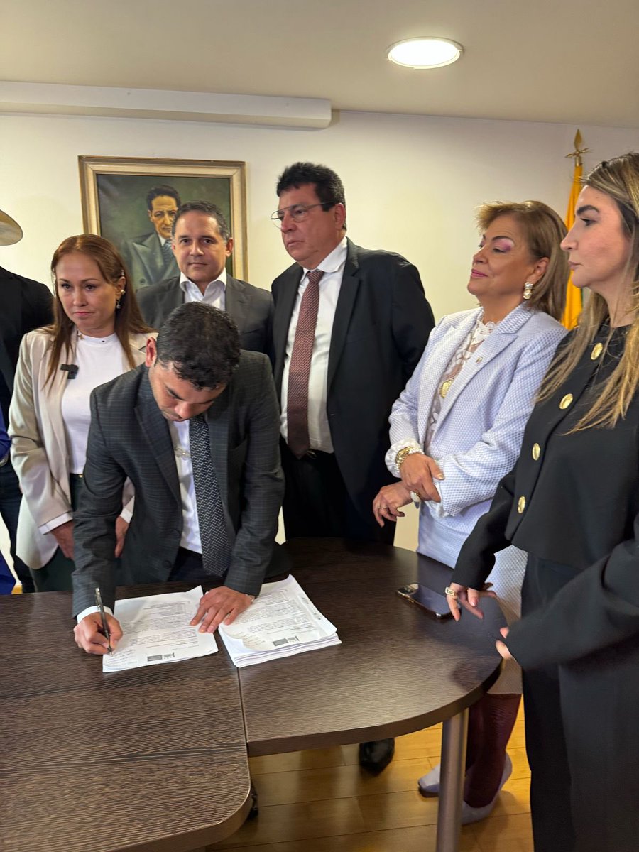 Gustavo Petro tweet media