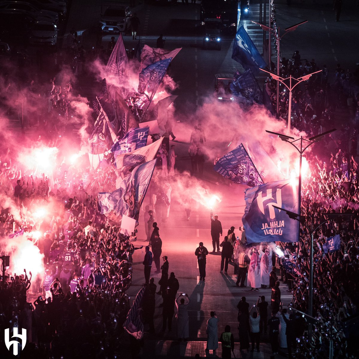 قبل الكل:
شكرا لجمهور الهلال العظيم 

هذا الكيان يقف دائما بعزوم قلوب عشاقه، الفترة كانت صعبة جدا .. وظروف المباراة كانت غير مثالية، لكننا تجاوزناها وفي ملامح الكثير من اللاعبين ثقة و أريحيه .. نتاجها : 4-0 في شباك فريق خسرنا منه بالكثير من السوء قبل اسبوع 

ادام الله أفراحكم💙