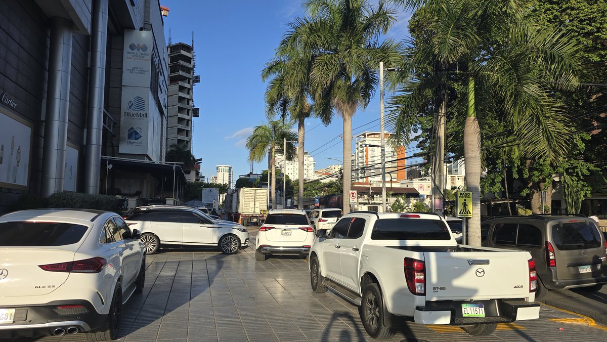 Marcos Barinas Uribe (@marcosbarinas) on Twitter photo El Palacio del "lujo" <a href="/BlueMallSD/">BlueMall Santo Domingo</a>, ocupando todos los espacios de las aceras. Y la gente teniendo que tirarse a la calle. Y nos quejamos de los barrios pobres. Esto es atraso y del peor. Sin ningun respeto a la ciudad. El Palacio del "lujo" <a href="/BlueMallSD/">BlueMall Santo Domingo</a>, ocupando todos los espacios de las aceras. Y la gente teniendo que tirarse a la calle. Y nos quejamos de los barrios pobres. Esto es atraso y del peor. Sin ningun respeto a la ciudad.