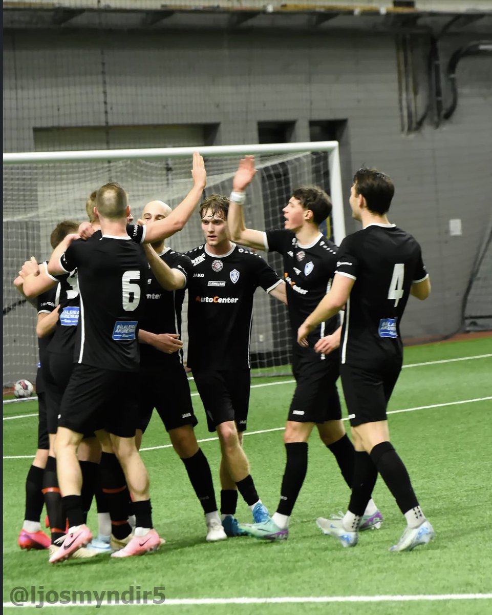 ÍR í undanúrslit Lengjubikarsins!⚪️🔵

Eftir að FH og Þór gerðu 2-2 jafntefli í kvölder ljóst að við endum á toppnum í riðli 3 í A deild Lengjubikarsins⚽️

Sem þýðir að við erum komnir áfram í undanúrslitin og mætum Val næsta þriðjudag👏

Hvetjum Breiðhyltinga að fjölmenna!🤍💙