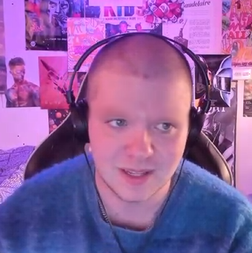 3roseaa's tweet photo. do u like average harry with one or no eyebrows more https://t.co/gKWueKkmno