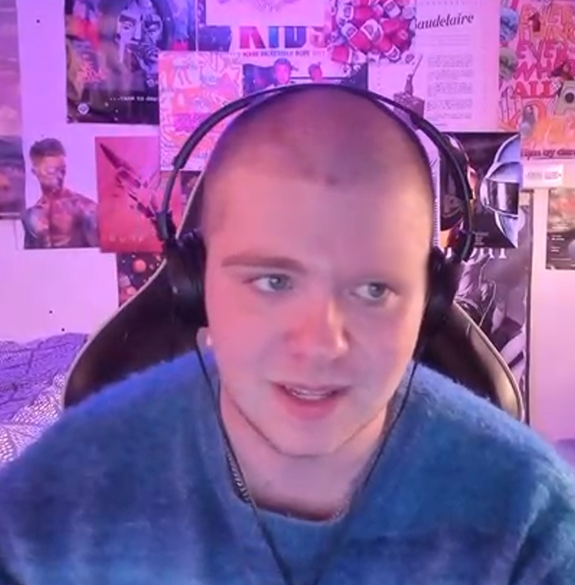 3roseaa's tweet photo. do u like average harry with one or no eyebrows more https://t.co/gKWueKkmno
