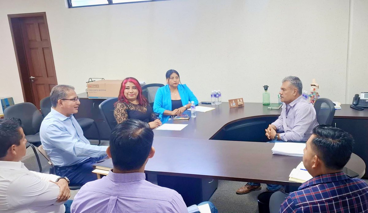 Joaquín Rodríguez González y personal de la Dirección de Contraloría Social, notificaron al Director de <a href="/ViBien_GobOax/">Vivienda Bienestar Oaxaca</a> y a su equipo de trabajo, el inicio de la segunda etapa del programa "Evaluar para mejorar" a realizarse del 24 al 28 de marzo.
#Evaluandoymejorandoparati