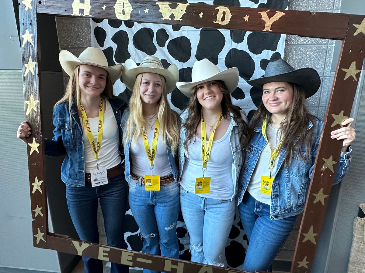 École Olds High School students are happy to have hosted a leadership conference at their school a few days ago. Almost 150 students attended the Horizons Conference, supported by the Canadian Leadership Association. #CESDSocialEmotionalWellbeing
More: cesd73.ca/about/news/pos…