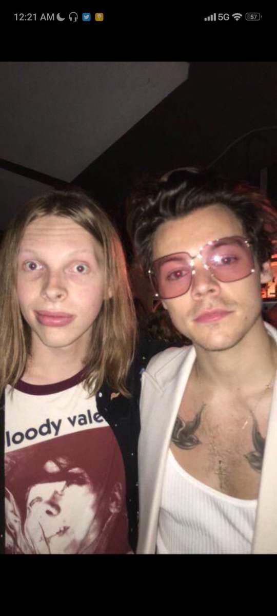 منوزة tweet media