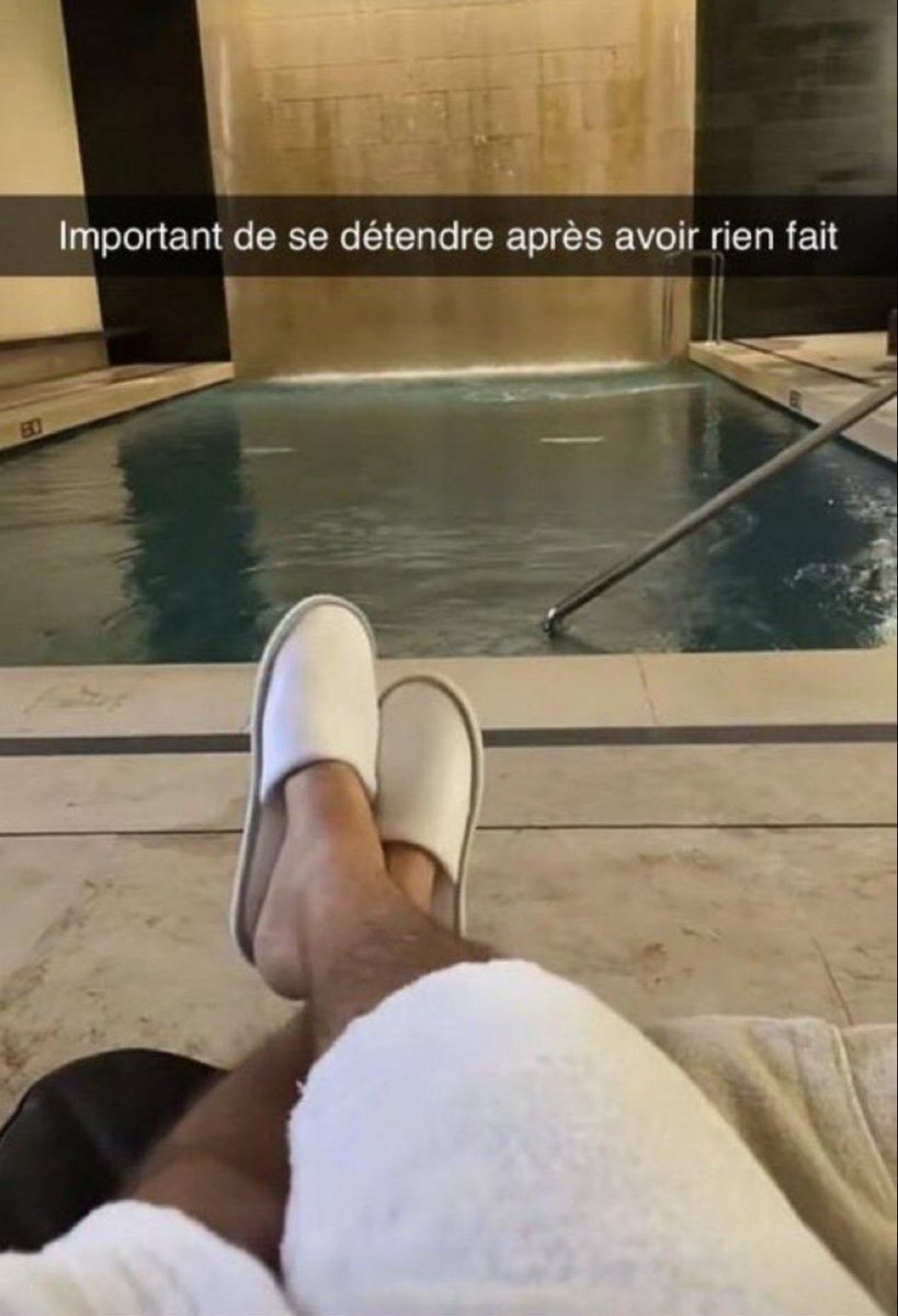 Stevvc's tweet photo. Andrea qui va rentrer sur le camps et voir le totem #KohLanta https://t.co/IvwXRh8XbI