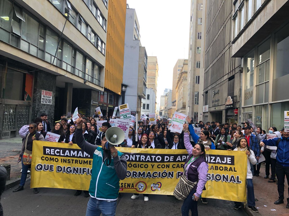 sindesenacol's tweet photo. #ReformaLaboralYa

Mientras los aprendices y trabajadores del SENA se movilizan por sus derechos, el debate se evade. No se legisla con ellos, sino a sus espaldas. Exigimos una discusión abierta y justa. https://t.co/057FEs2udy