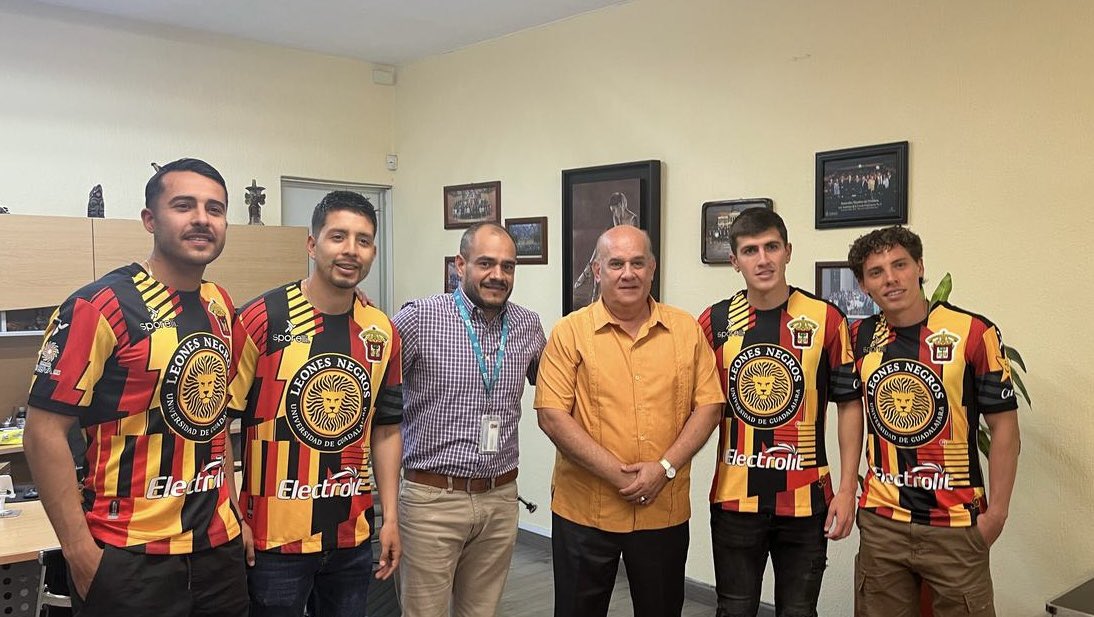 LeonesNegrosCF's tweet photo. Muchas gracias al Director, Mtro. Rubén García y al Oficial Mayor, Mtro. Marco Antonio Parra por todas las facilidades y atenciones brindadas para hacer de este día una gran convivencia entre La Manada de Leones Negros y la #Prepa12.
¡Sigamos rugiendo en esta #RutaMelenuda!📍🦁 https://t.co/sNcETOkXFy
