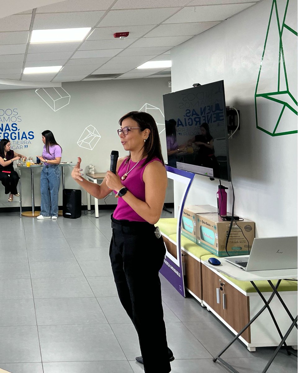 ComunidadCASSA's tweet photo. En las oficinas de Madreselva, tuvimos un espacio para compartir historias inspiradoras, reflexionar sobre su impacto en la sociedad y fortalecer lazos entre compañeras. https://t.co/g92QR7QXG9