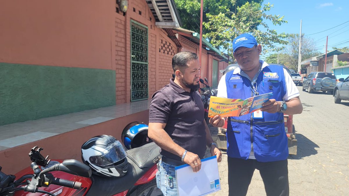 📍 Mateare, Managua
Compartimos con conductores de motocicletas y caponeras sobre el contenido de la Cartilla Educación vial. 🚦🏍️
Sensibilizando a las personas usuari@s para la protección de nuestras vidas y  prevención de los accidentes de tránsito.
#AmorAlaFamilia