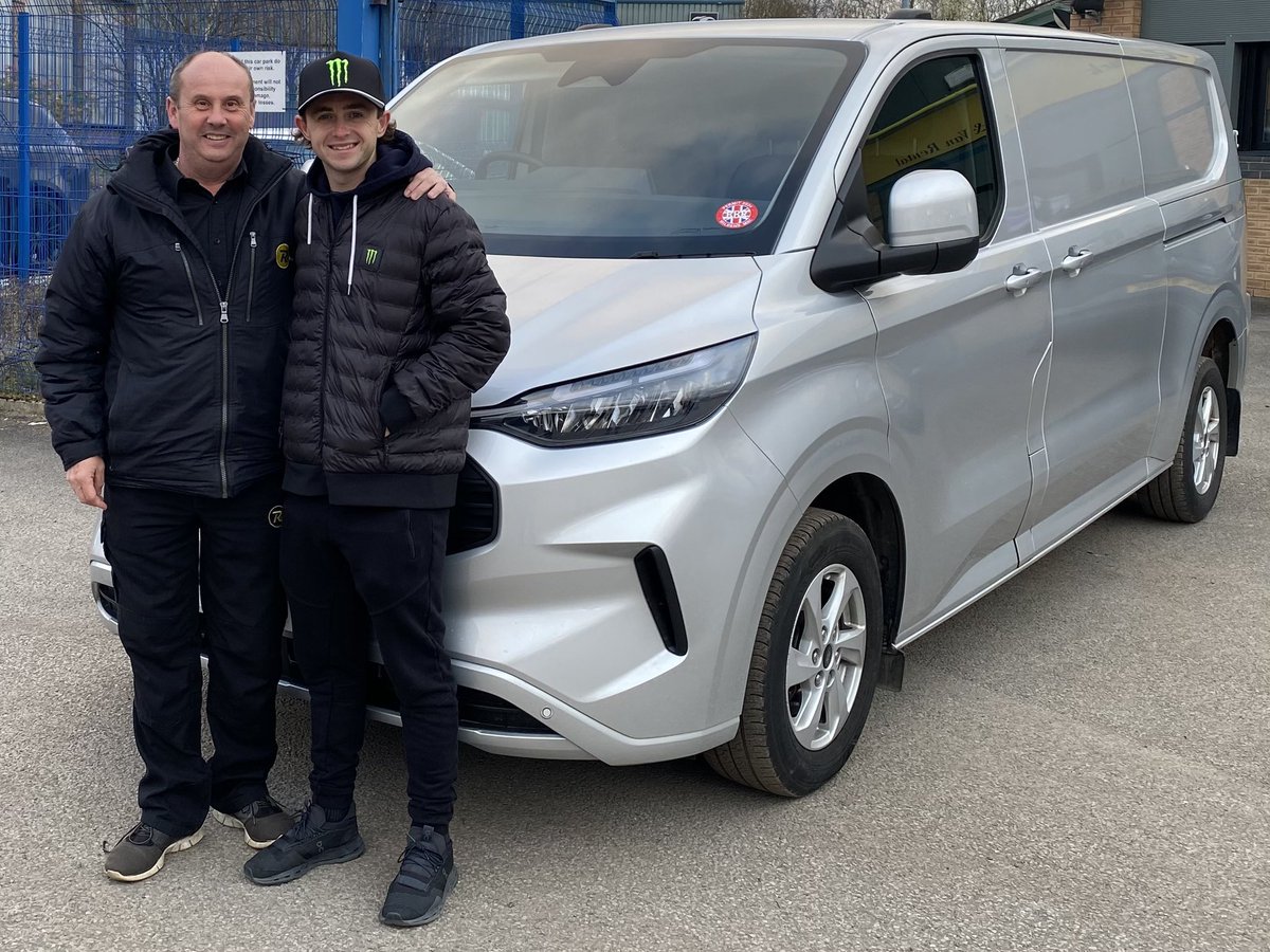 The 2nd Ace to collect his 2025 #speedway van, was a very cold looking Jaimon Lidsey!! <a href="/TheAces/">Belle Vue Speedway</a> #NSS #speedwayvanman