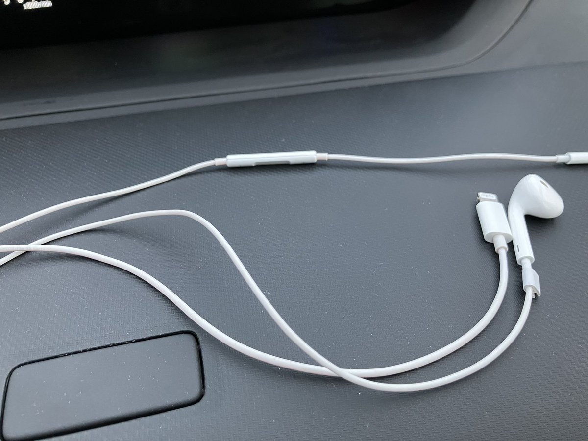 te49984199's tweet image. iPhoneユーザーあるある
・ケーブルがピンクに変色しちゃう

白に戻す方法
・太陽光に当てるだけ(2枚目画像)

是非やってみて(自己責任で)

#iPhoneケーブル #ピンク変色