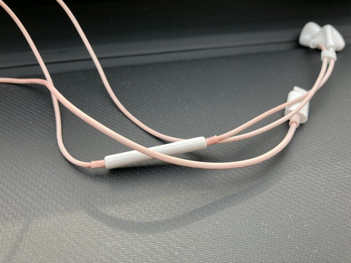 te49984199's tweet image. iPhoneユーザーあるある
・ケーブルがピンクに変色しちゃう

白に戻す方法
・太陽光に当てるだけ(2枚目画像)

是非やってみて(自己責任で)

#iPhoneケーブル #ピンク変色