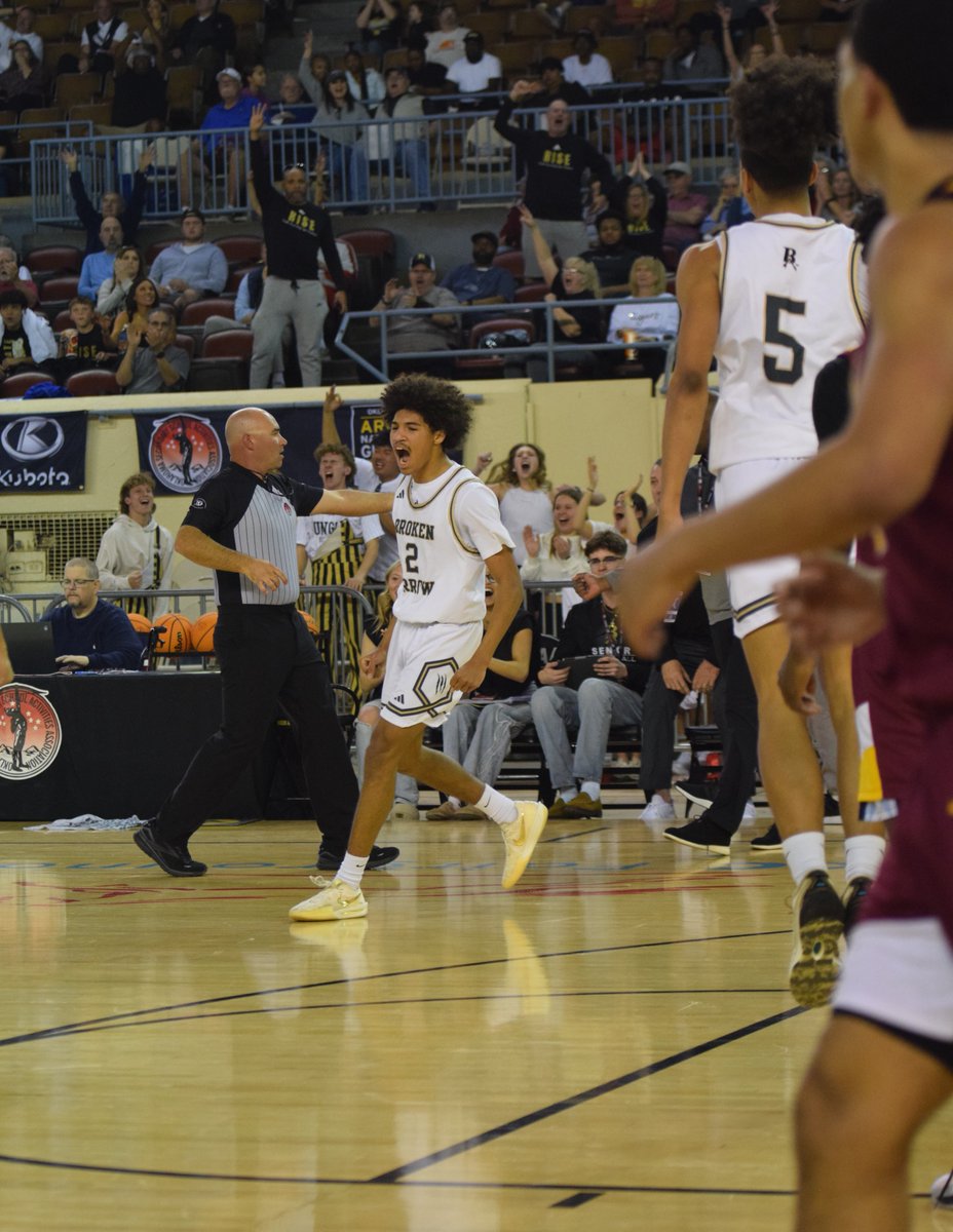 BROKEN ARROW #OKPreps Anton Wallace knocks down the three pointer to put the TIGERS up 48-44 with 3 minutes left in the 4th vs PUTNAM CITY NORTH.