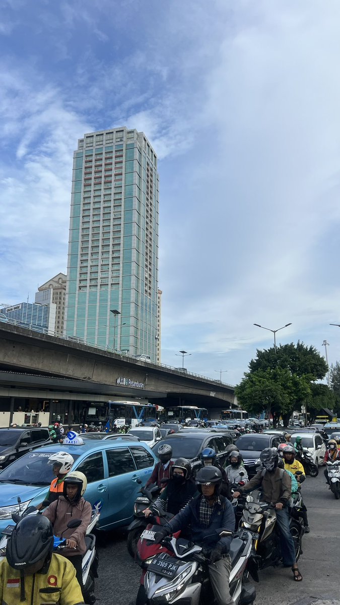 kembali bertemu dengan macetnya jakarta