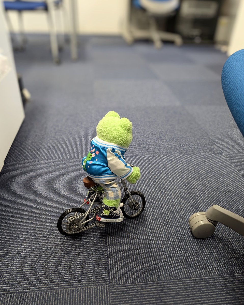 sabonpikuton's tweet image. コラァーーー‼️

社内、自転車禁止ー🐸🚲️💨🙅

#かえるのピクルス 
#なひろテーマ撮影 
#ぬい撮り