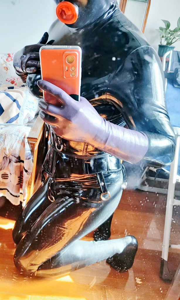 测试紫色手套，这个紫色有那么一点暗了，但还挺舒服的
#乳胶衣 #胶衣 #latex #rubber