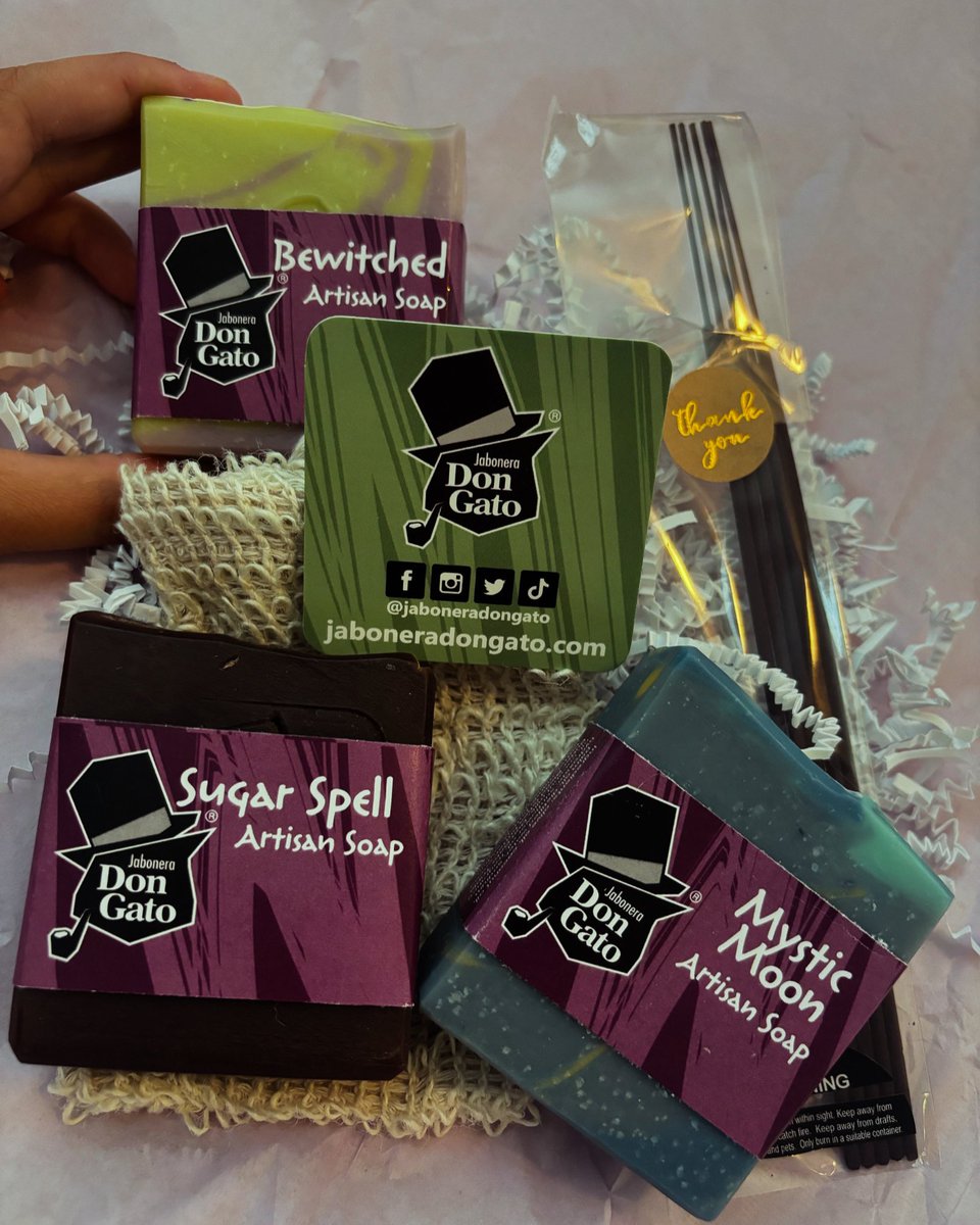 ¡Gracias a <a href="/jaboneradongato/">Jabonera Don Gato</a> por esta riquísima muestra! 🧼 

¡Gente, visiten jaboneradongato.com y en el “check out” usen el código delibroenlibro para un descuentito!

¡Váyanse a bañar! 😉 

———
Escucha el podcast, lee el blog, ayúdanos a crecer: delibroenlibropr.com 📚