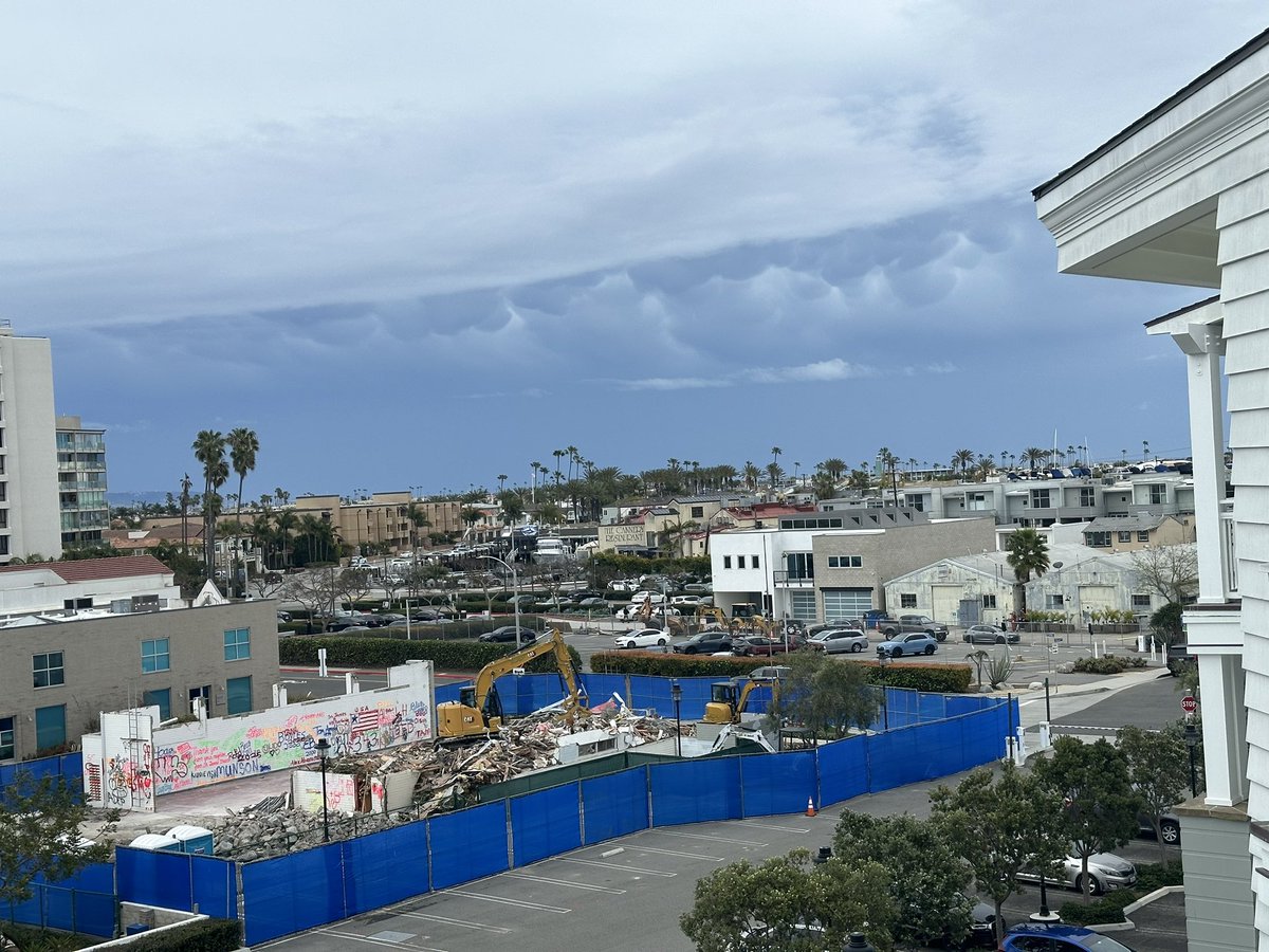 InfernoWatch24's tweet photo. Mammatus clouds spotted in Newport Beach. #SoCalwx #storm #Newport https://t.co/kjIZSBk1pp