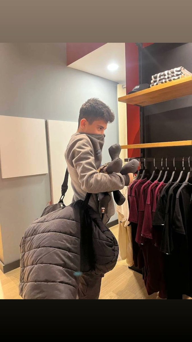 Başa geldi olmaz işler,
Bin bir dertle doldu gönlüm .
Kağan Selim 'im..
#isiasortakdavamız 
#isiasolasıkast