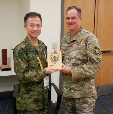 1st_helb's tweet image. 第1ヘリコプター団長伊東佳哉陸将補は、2月25日~27日、米国フロリダ州にて特殊作戦航空シンポジウム #SAWS に参加しました、米空軍特殊作戦司令官と懇談するとともに、インド太平洋における特殊作戦ネットワークの重要性について基調講演を行い、各国参加者との関係を構築・強化しました。#ヘリ団