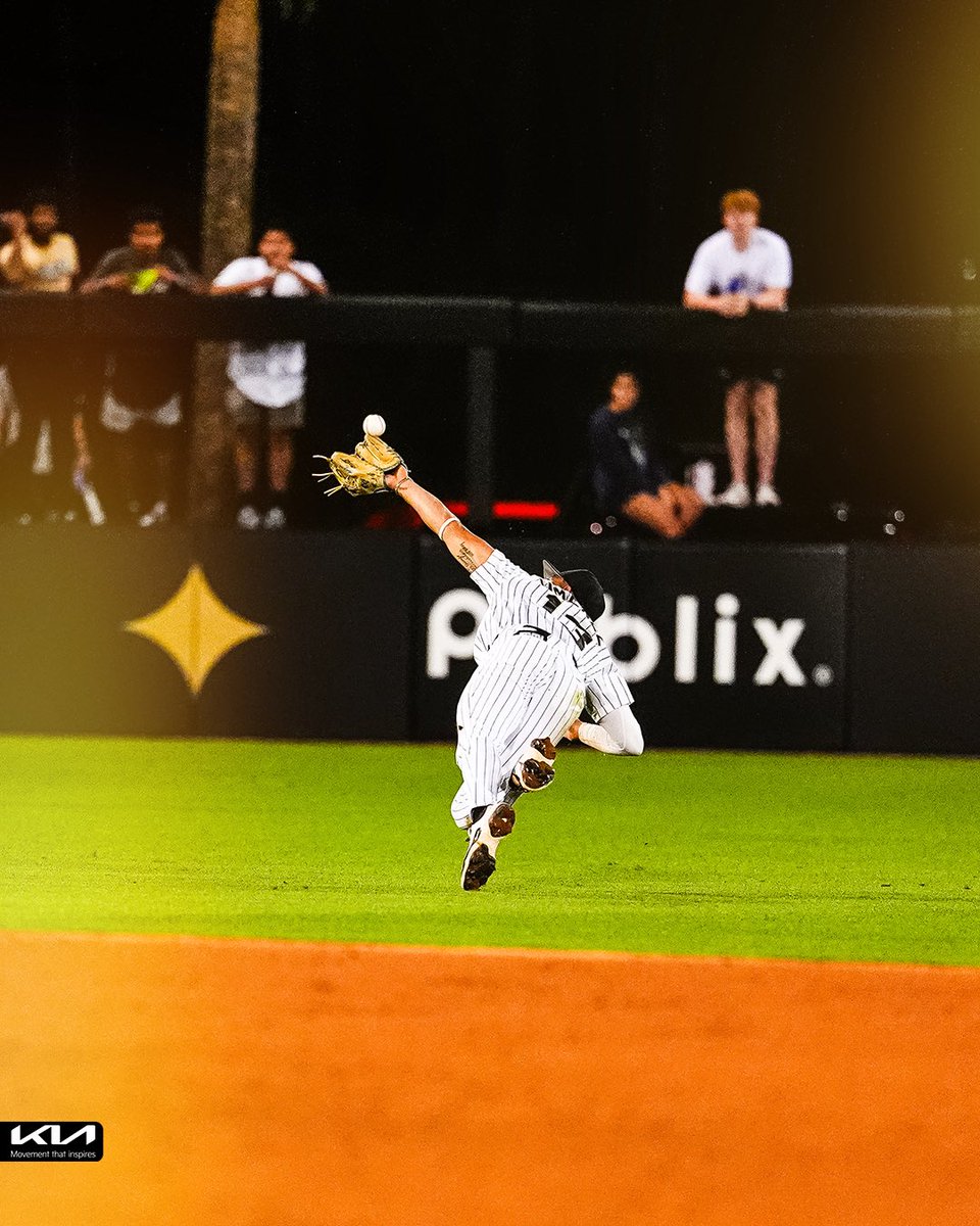 UCF_Baseball's tweet image. WHAT A CATCH!!

@Kia Electric Moment of the Game⚡️
#SCTop10 @Antonio_13J
