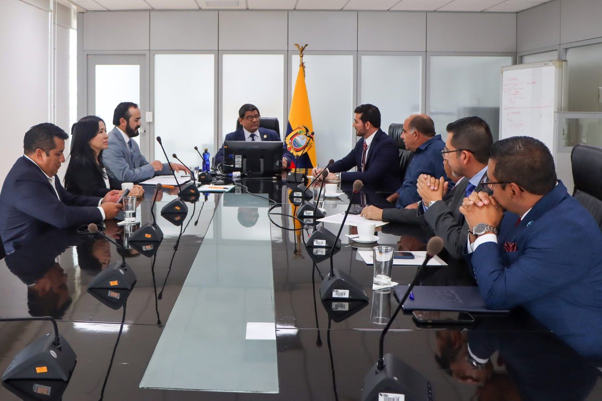 GustavoBarquetM's tweet image. 📍 #Quito
Junto al presidente de @AMEcuador y demás alcaldes, le solicitamos en reunión al @FinanzasEc las transferencias 💵 de recursos pendientes a los municipios.