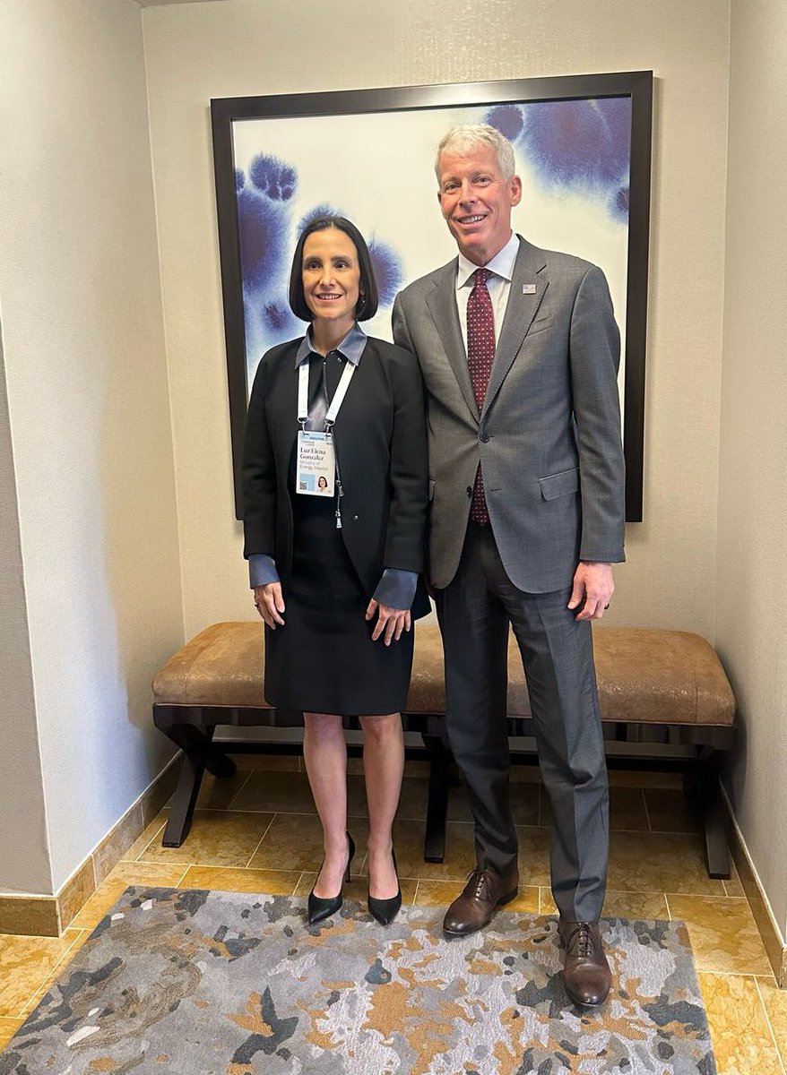LuzElena_GE's tweet photo. En @CERAWeek⚡️, me reuní con el Secretario de Energía de EE.UU., @SecretaryWright, para fortalecer la cooperación en el sector energético. Un diálogo productivo basado en el entendimiento mutuo es clave para seguir impulsando una relación bilateral sólida y de beneficio compartido.