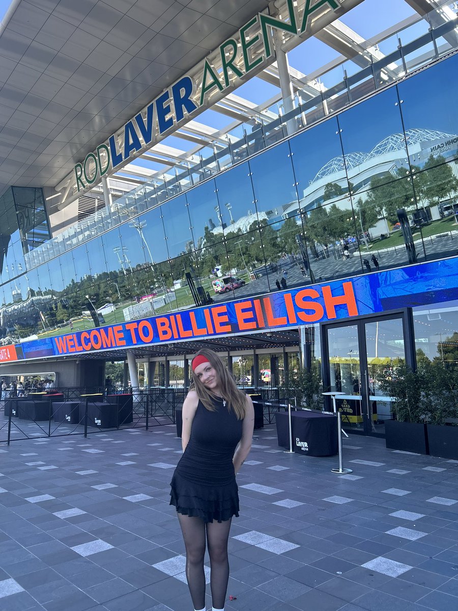 kateewelter's tweet photo. mini billie dump for the 3 ppl who follow me 
3 cities, 9 shows and a full heart later  
she also held my hand for like 5 seconds so i may be dead idk tho 
i love u @billieeilish ⭐️ https://t.co/eDMZqbdB4a