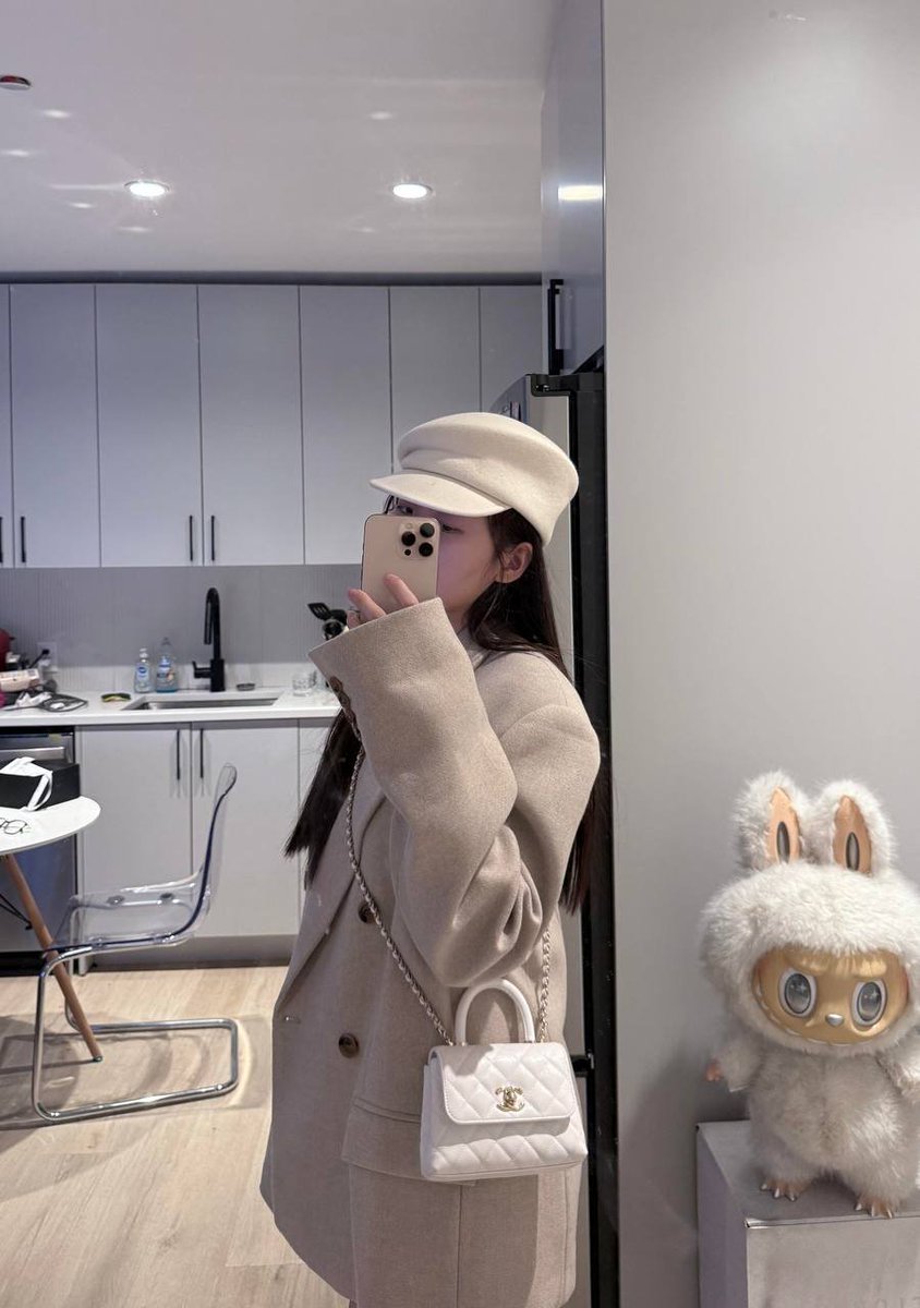 Design_maker21's tweet image. Casual chic vibes with my furry friend!  #OOTD #Fashion #HomeStyle #Cute