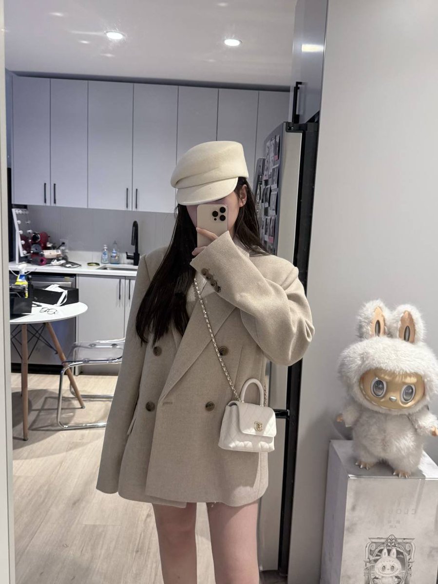 Design_maker21's tweet image. Casual chic vibes with my furry friend!  #OOTD #Fashion #HomeStyle #Cute