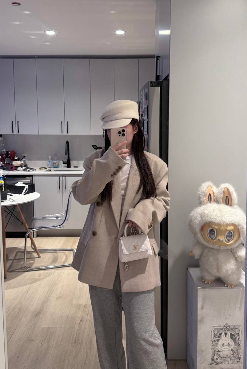 Design_maker21's tweet image. Casual chic vibes with my furry friend!  #OOTD #Fashion #HomeStyle #Cute